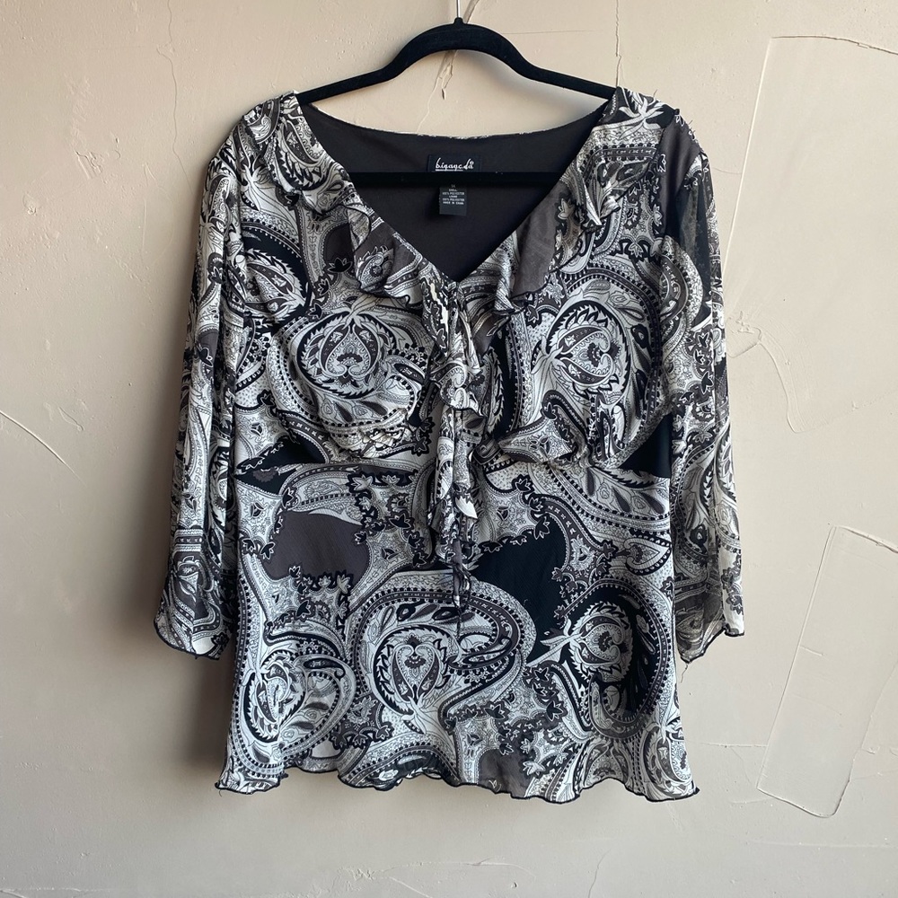 Black and White Paisley V Neck with Ruffle around Front of Neck Size 1X